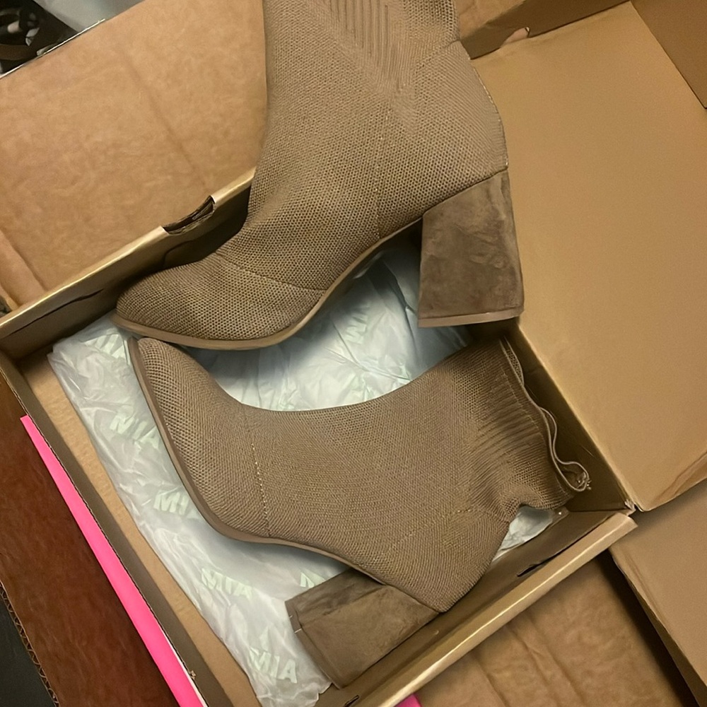 MIA Paloma boots 👢
